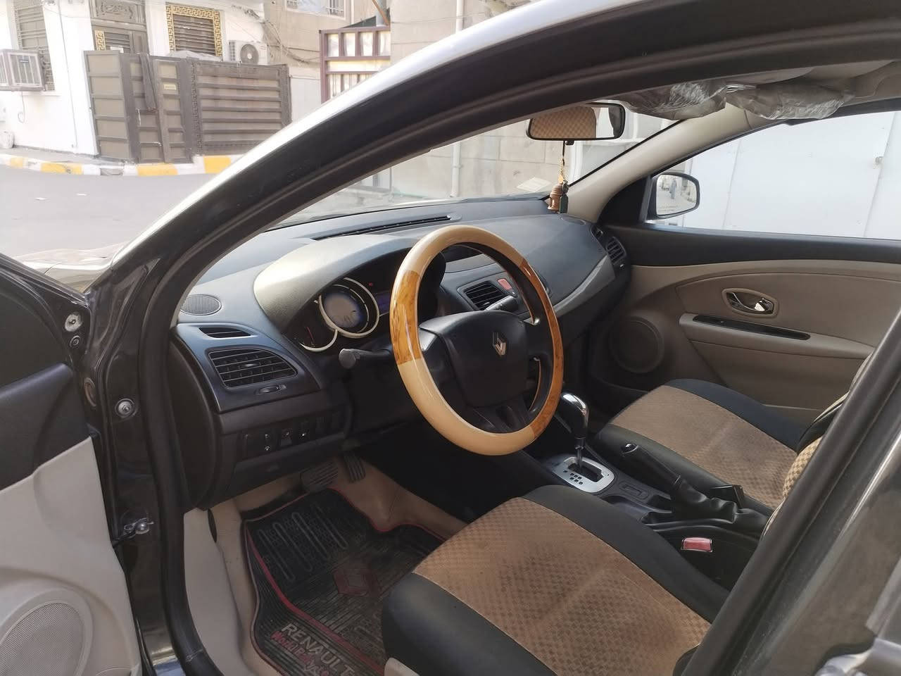 رينو فلوني 2016 ماشية 60 الف سنويه جديده تحويل ثاني يوم ما بيه صبغ بيه طخه من وره جهة السايق مبينه بالصورة كير ومحرك و تبريد خير من الله السعر 70 وبيه مجال للشراي ***********
