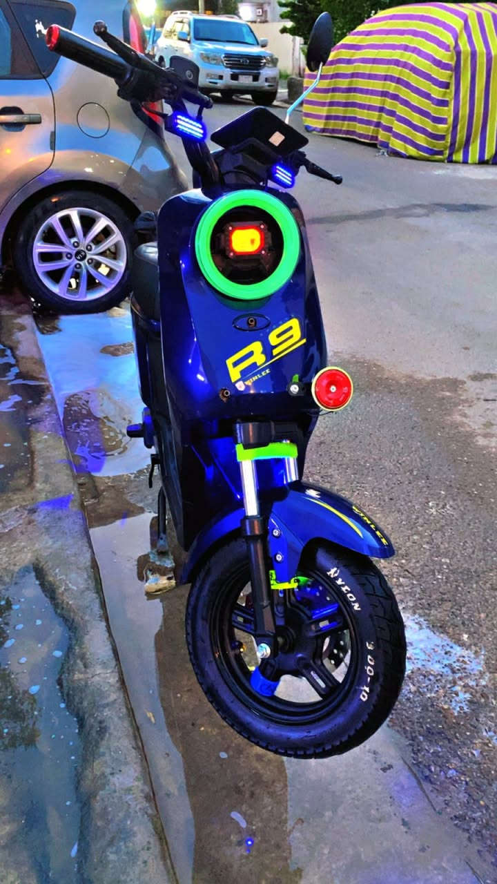 دراجة شحن R9 جديد باتريات راح يصير شهر تقريباً مبدلهن جدد يعني ماشي 13.200 km يعني جديده مابيه اي نقص كلها بلادي كلشي ما مبدل بيها فقط باتريات جدد واقوه شلعه ومعدل شرط كدامك الدراجه السعر 525 بيها مجال حك الجيه استفسار اكثر راسلني خاص او على الرقم ***********
