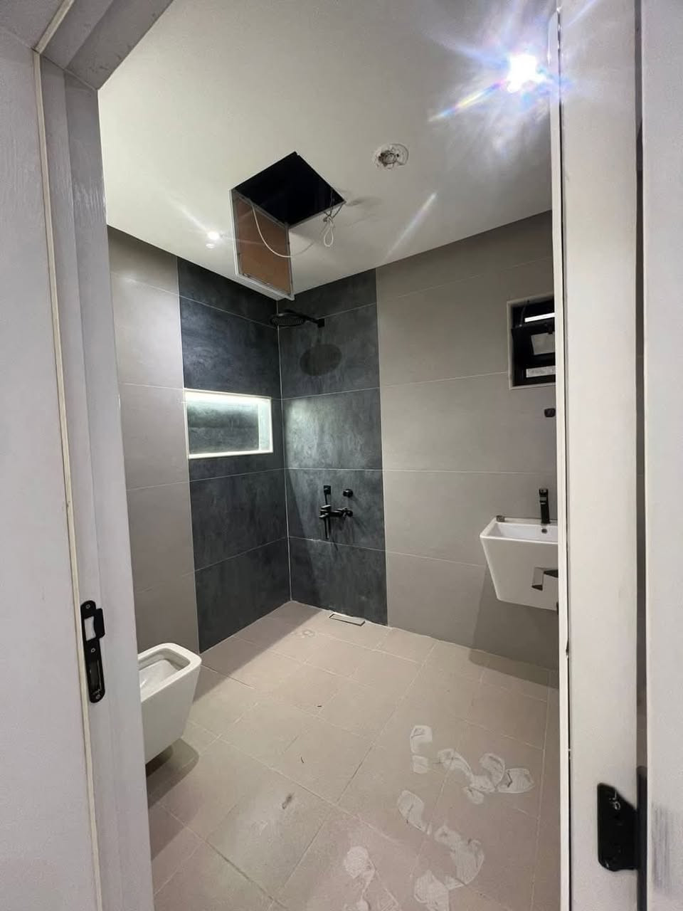 🏡 دار زيرو للبيع – المنصور / حي دراغ ✨
📐 المساحة: 100 متر - الواجهة: 5 متر

🏗 سنة البناء: 2026
🛏 التفاصيل: • 3 غرف نوم • صالة مريحة
• مطبخ • حمام عدد 2 • 2 منور

✨ دار حديثة بتصميم عملي ومناسبة للسكن العائلي

📞 للاستفسار: *********** واتساب
🏢 مكتب أمير علي للعقار – المنصور / حي دراغ

#المنصور #حي_دراغ #عقارات_بغداد #بيع_وشراء #دار_للبيع
