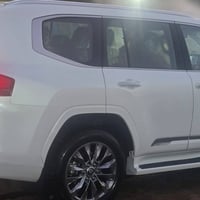 *للبيع لاندكروز  2024 V.XRساز ام الضمان *تون تيربو داخل احمر ثلاث شاشا...