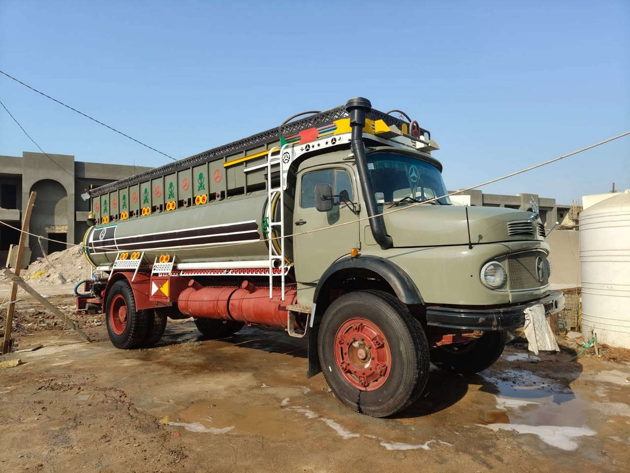 ---

*للبيع  مرسيدس موديل 1980* 🚛

*المواصفات:*
- *النوع*: مرسيدس 
- *الموديل*: 1980 
- *الرقم*: بغداد
- *الحالة*: السيارة نضيفة وجاهزة للشغل، تانكي حداد جواد السماوي، دوشمة كاملة، تايرات جديده
- *المكان*: كربلاء

*السعر: اتصال* 

الشراي الجاد يتصل وما نقصر وياه ان شاء الله

*للاستفسار***********
