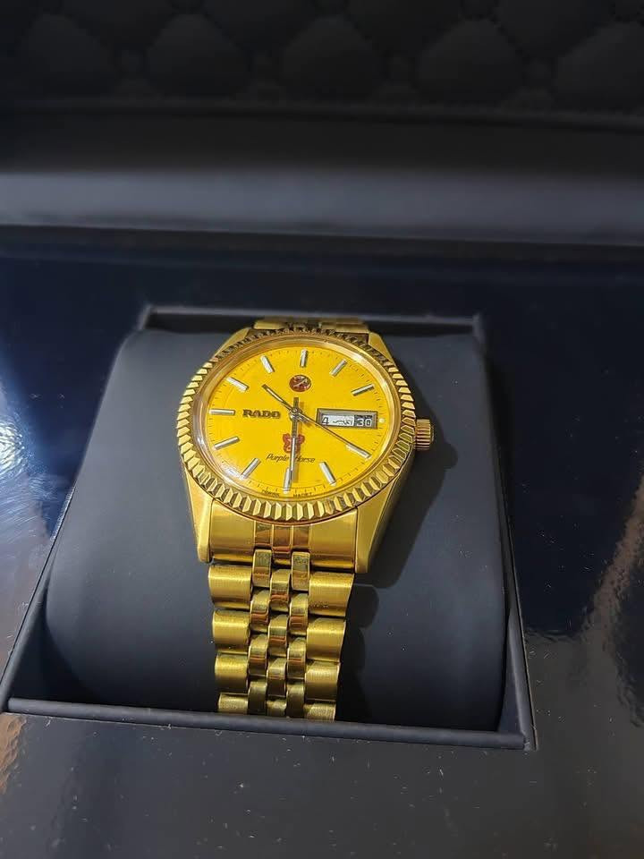 ساعة رادو ذهبية كلاسيكية (Rado Purple Horse) بميناء أصفر فريد، مزودة بسوار ذهبي فاخر، وتاج وإطار مسنن،  وتتميز بنظام عرض يوم وتاريخ عربي.


**إذا كنت صاحب هذا الإعلان وتريد حذفه لأي سبب، رجاءا أرسل رسالة إلى الدعم الفني**