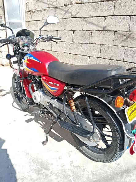 السلام عليكم شباب دراجه بوكسر موديل 2021 دراجه مكفوله كفاله عامه من الشخط دراجه عله وضع الشركه لامفتوحه ولا ملعوب بيها وماشيه 8000 بعدها اخت زيرو وديها وين ماجان اذا كلولك ملعوب بيها لو عداد غلط ترجعها واني المنون دراجه تروح للسوك وترجع بس اوراق كامله اصوليه اذا ماتترقم هم ترجع السعر 1300 وبيها مجال مكاني بغداد بسمايه رقمي ***********
