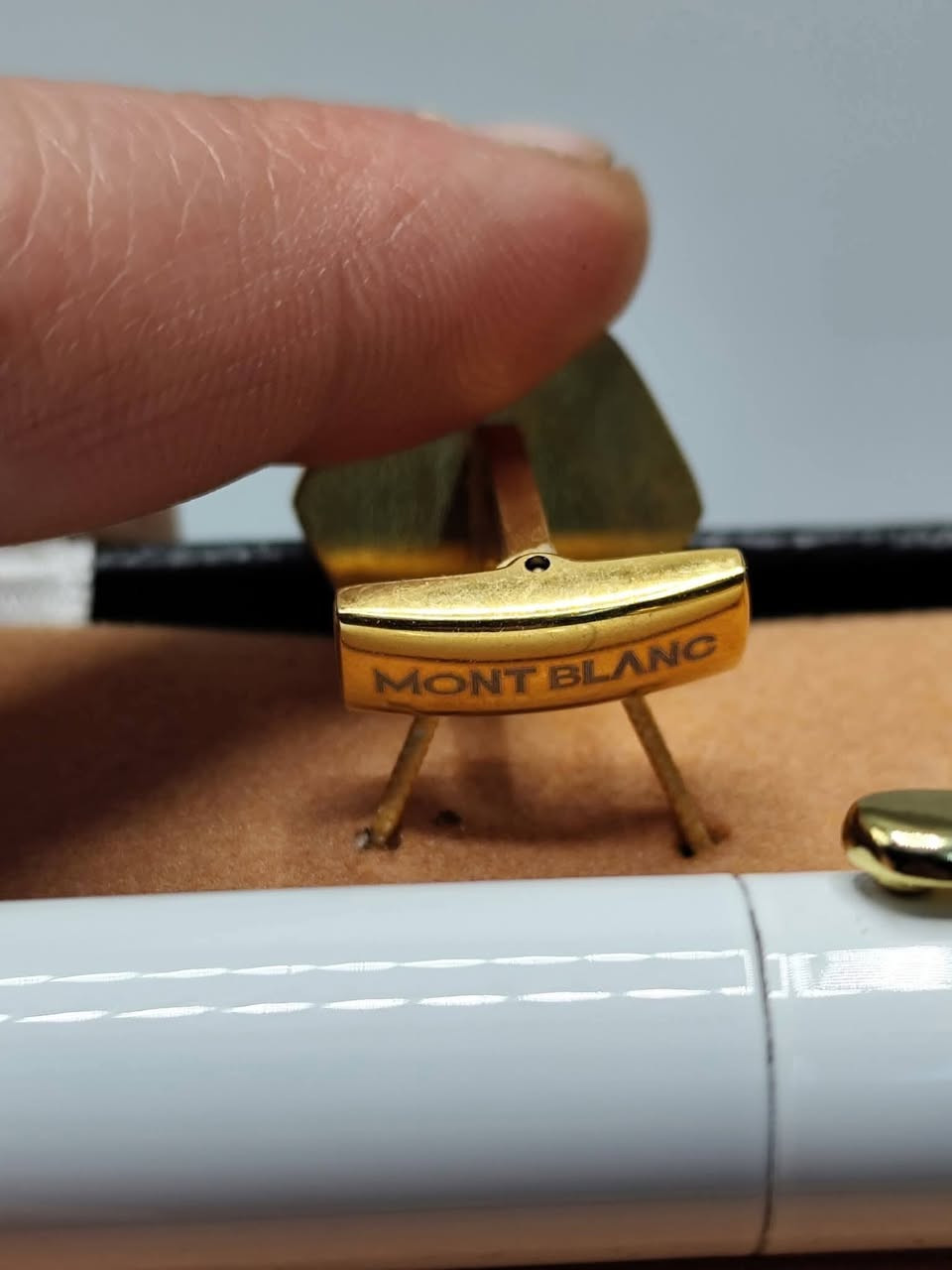 تخفيضات عاليه
قلم مع البزم من مونت بلانك بمواصفات عاليه وكوالتي اعلى

قلم مونت بلانك بشكل مميز
وزن ثقيل
لون ابيض مطعم ذهبي
يأتيك مع البزمات 
يأتي بعلبه حافظه انيقه
مختم بل كامل قلم وبزم
قطعه راقيه للهدايا والاقتناء 

سعر القلم 25 الف شامل أجور التوصيل لكل محافظات العراق 

للحجز التواصل على الخاص (ترسل عنوانك الكامل مع رقمك)

اضغط لمتابعة الصفحه ليصلك كل ما هو جديد ومميز
من (انس براند للاناقه العامه) متجر الاقتناء والهدايا الفخمه


**إذا كنت صاحب هذا الإعلان وتريد حذفه لأي سبب، رجاءا أرسل رسالة إلى الدعم الفني**