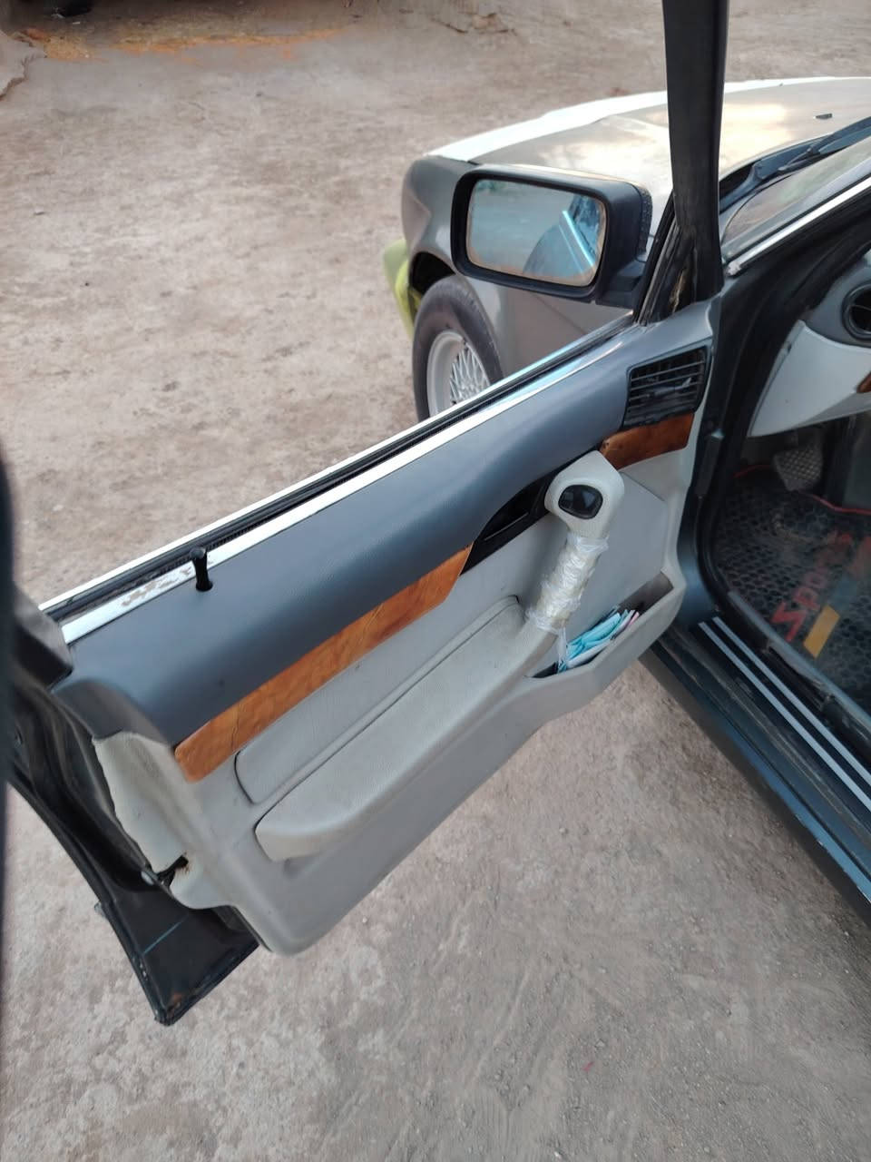 سلام عليكم بي ام دبليوم مكسر فانوس بسمي رقم مثنئ نكليزي تخم تاير دواخل عسلي تبريد قطعتين ثلج حداديه جازه سياره *********** مكان دوانيه حمزه شرقي
