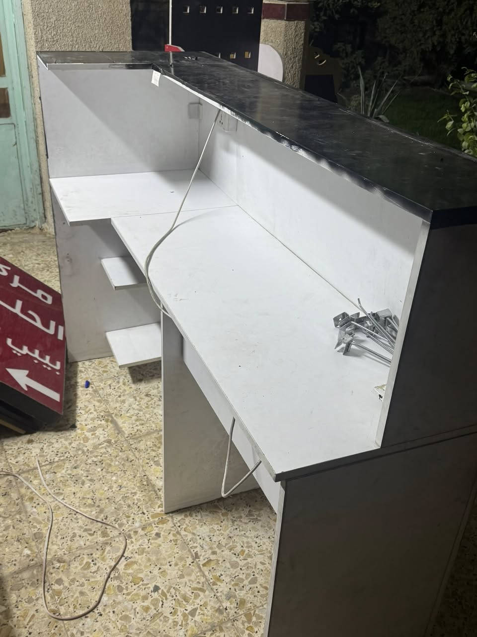 رفوف خشب تعليك 10 متر درجه اولى اخو الجديد وميز  

وكراسي *********** مكاني بغداد قريب مرور التاجيات
