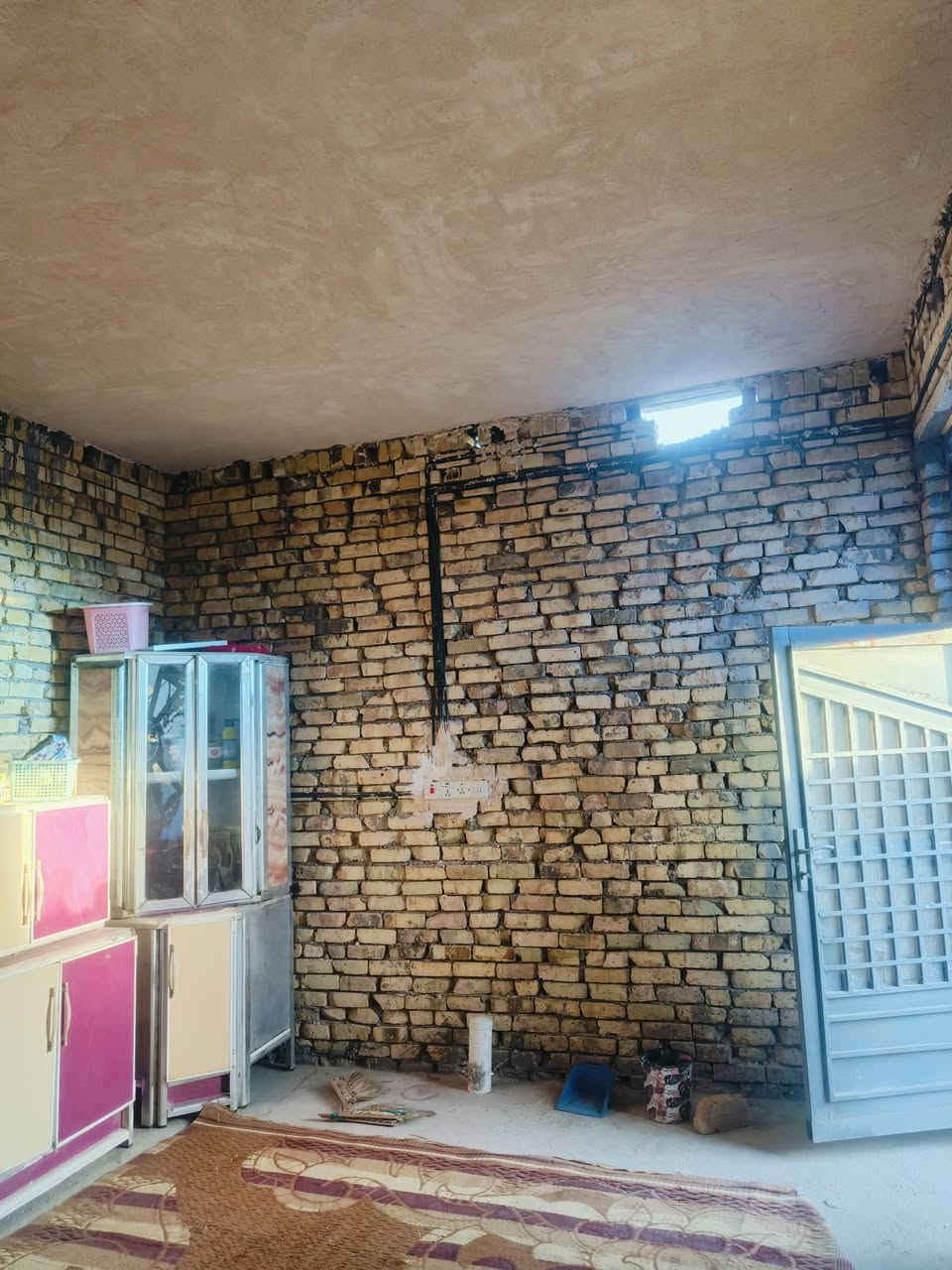 بيت للبيع حي الكوفه شارع المعارض السيارات شارع المولده مساحة البيت 200  غرفتين وصاله ومطبخ واستقبال صحيات خاريجه وداخليه البيت كامل عوزه فقط ارضيه سيراميك الباقيه كله كامل بنات طابوك حديث صار 8 أشهر من كمل سعر 40 بيه مجال ستفسار تصال واتساب 
***********
