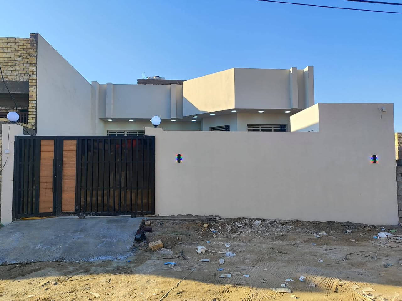 🏠بيت للبيع زراعي سند 25
🏚️ديوانية / حولي الخصيمه عرصات حيدر بن حجي هندي 

✅كونكريت مسلح 

❇️زراعي سند ٢٥ [مرقم جاهز للتطويب]

✅المساحة : 240متر 

❇️الواجهة 10 متر

❇️النزال : 24 متر 

♻️محتويات الدار 

 🔆 غرفة نوم عدد2

🔅استقبال 

🔅صالة 

🔅مطبخ 

🔅صحيات داخلية وخارجية 

🔅كراج سياره كبير 

🔅حديقة كبيره

ملاحضات ع البيت 

✅كونكريت مسلح و صب مركزي 

✅تأسيس ماء وكهرباء انابيب سمارت  الاصلي

✅شبكة تقطير سبالت للبيت بالكامل 

✅شبكة كاميرات للبيت بالكامل اربع جهات 

✅خدمات كاملة (  ، ماء ، كهرباء ،  +مدارس) 

⚜️ للاستفسار مراجعة مكتب الحاج ابو احمد الجبوري للوساطه العقاريه

حولي الخصيمه /عرصات حيدر بن حجي هندي على شارع العام 

او الاتصال واتساب او عن على الارقام التالية
*********** 
***********
