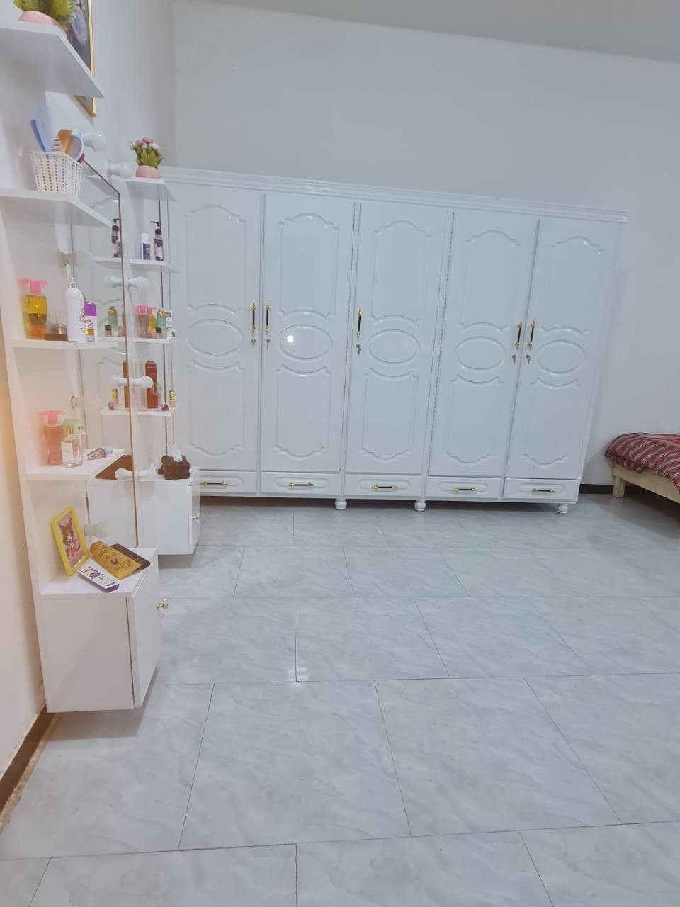 ياالله بيت بالعابره نزلت بيت المحافظ القديم مساحه ١٢٥ بناء حديث ٢٠١٨ الارضيه بور سلين السطح ايزوكام /غرفه فوك عكاعده ٦ ب٤ وغرفه سكفهه سندويج /الطابق الاول غرفه ٦ب٤ واستقبال وحمام داخلي وتواليت خارجي واستقبال ومطبخ مفتوح السكف صب بناء خير من الله 
هاتف/*********** الحال, واسط
