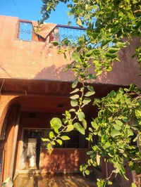 بيت للبيع  ٢٢٠م الشرطة الخامسة قرب افران الساعدي الطابق الأرضي غرفتين ...