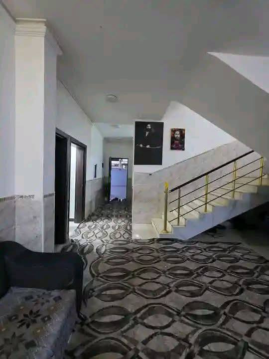 اعلان.....
بيت للبيع مجمع لولوه  مساحه 200متر 

الطابق الاول يحتوي على غرفة وصاله ومطبخ وبراني وصحيات 

الطابق الثاني يحتوي على غرفتين وصاله وصحيات 

السعر الكلي 150

مطلوب 100

بيد صاحب البيت 50

التسديد الشهري 630الف

للاستفسار اتصال على الارقام التالية 
***********
مكتب عقارات الخزعلي  عنوان المكتب في شارع الاسكان قرب صيدليه الحرمين
