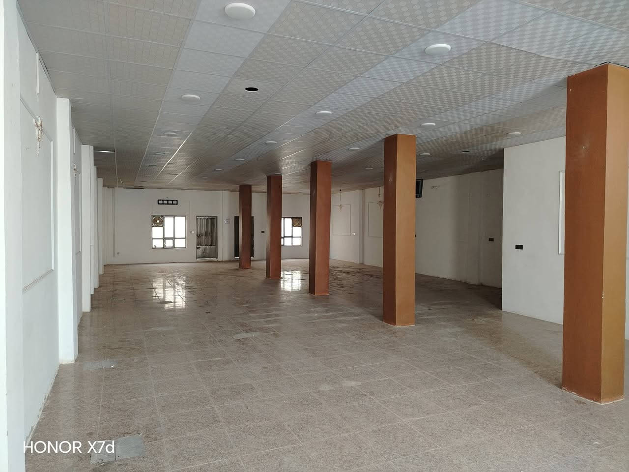 عمارة للأيجار مساحة ٢٥٠ متر تحتوي على صحيات ومطبخ مكانها الخضراء مقابل حي المثنى قرب دائرة الضريبة ***********
