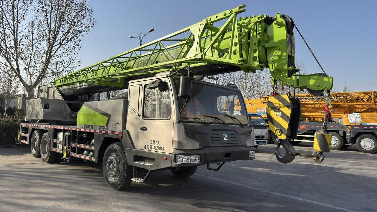 Zoomlion ZTC250V5 crane is sold at a low price, 39.5-meter main arm, one secondary arm, Weichai engine, good condition, very cheap price. We can ship at any time. We have a professional delivery team. All 25-ton to 300-ton cranes are in stock. If you like them, please feel free to contact me. WeChat 15670777911 WhatsApp 8615670777911


**إذا كنت صاحب هذا الإعلان وتريد حذفه لأي سبب، رجاءا أرسل رسالة إلى الدعم الفني**