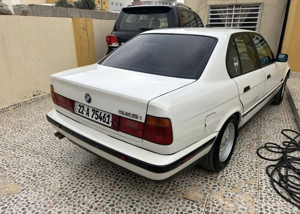 السلام عليكم للبيع او مراوس BMW525iاصل جديده لوك
موديل ١٩٩٠ 
بدون صبغ 
 كير اوتماتيك
٤جام كهرباء 
سنتر لوك  
تبريد 
جاهزه بدون اي نقص 
بدون اي حادث او تبديل او خياس  
عنواني بغداد السيدية
السعر ٧٧$
***********
