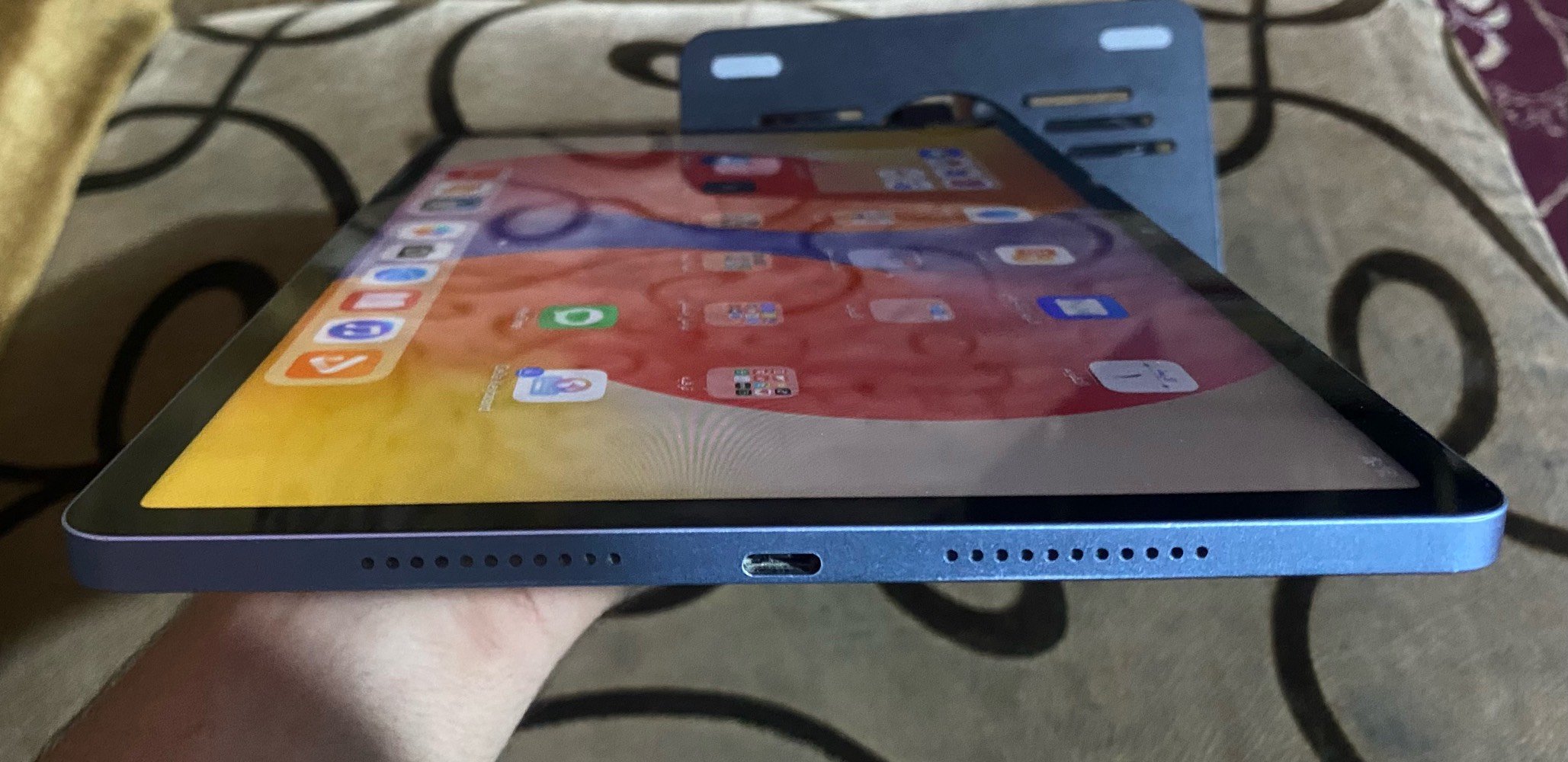 ايباد HUAWEI MATEPad SE للبيع 
للفئات المتوسطه 
مواصفات ::
الشاشة: 11 إنش IPS LCD
الدقة: 1920×1200 (FHD+)
المعالج: Kirin 710A
الرام: 8 جيجابايت
التخزين: 128 جيجابايت
البطارية: 7700mAh
الشحن: حتى 22.5 واط
الكاميرا الخلفية: 8 ميجابكسل
الكاميرا الأمامية: 5 ميجابكسل
الصوت: 4 سماعات ستيريو
النظام: HarmonyOS

المميزات

 شاشة كبيرة وواضحة.
 بطارية تدوم لفترة طويلة.
 صوت ممتاز بفضل أربع سماعات.
 تصميم معدني أنيق وخفيف.
 مناسب للدراسة، اليوتيوب، التصفح، والاجتماعات ويشغل كذلك بوبجي وبيس مبايل 

السعر : 290 الف 
الموقع : البصره - الكزيزه
التواصل على الرقم : ***********