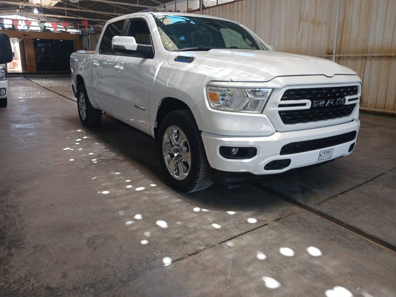 السلام وعليكم
دوج رام 2023 بك هورن لارمي 1500محرك 6سلندر 
باب طويل بدي قصير
ملاحظه/حادث السيارة بدون ايرباك
مواصفات السيارة
*بصمة تشغيل عن بعد
*هاند بريك دكمة كهربائي 
*مانع تصادم خلفي 
*مانع تصادم امامي
*مرايا مع خاصية التعتيم الذاتي
*مساحات تخزين إضافية تحت المقاعد
*ويل كب حجم 20بلادي
*رادارات جانبية لتوقف الذاتي
*تحذير مغادرت المسار
* كشنات تدفئة 
*استيرن تدفئة+تحكم
مكاني بغداد السعر260 وبيهة مجال موبايل ***********
