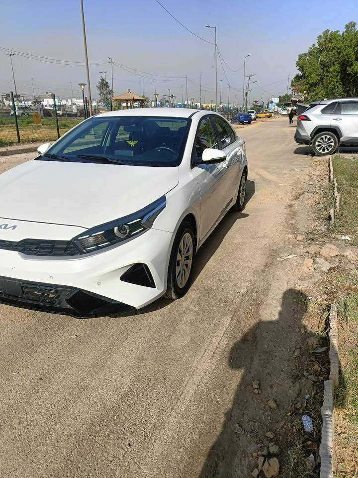 السلام عليكم
سيارة سيراتو موديل 2024 السياره حلوه مرتبه مكينة 2000 رقم بغداد انكليزي 
السعر. 165 ورقة وبيه مجال 
المكان بغداد مدينة الصدر قطاع. 79 
رقم ***********
