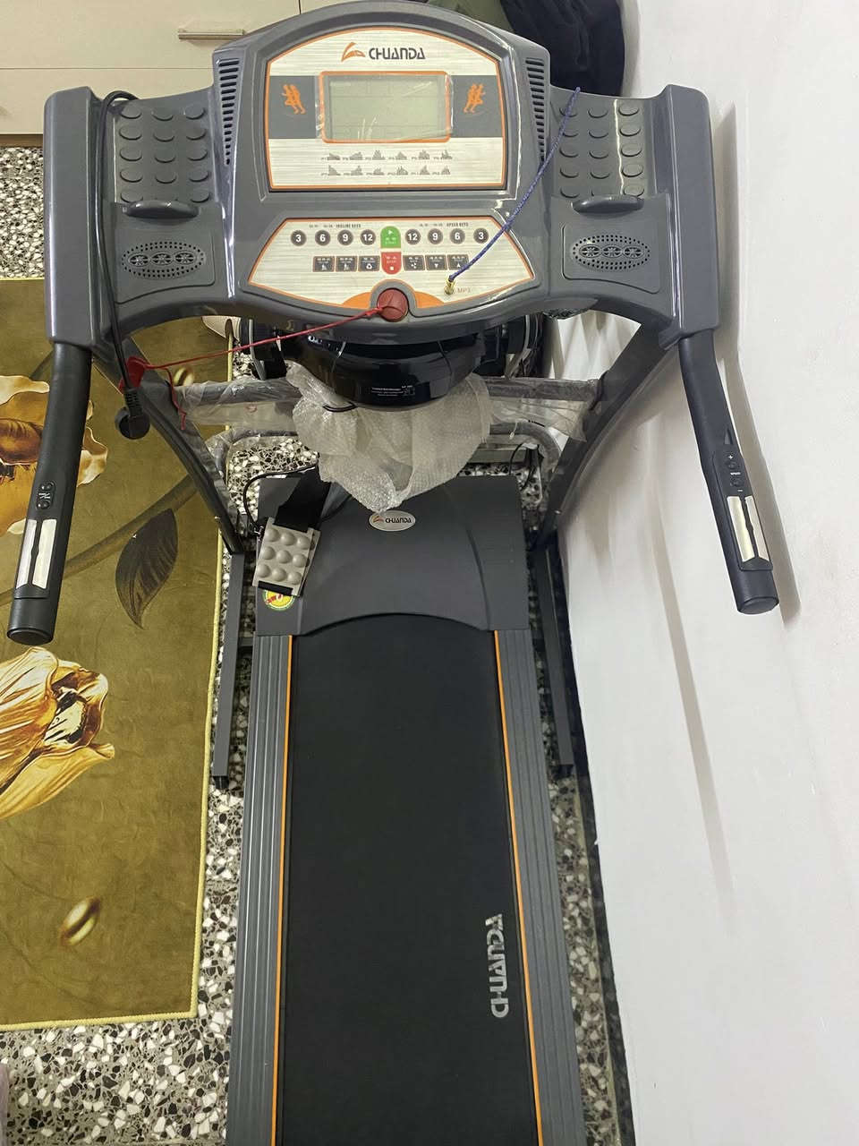 السلام عليكم شباب جهاز جري نظيف جداً مع الملحقات كامله وحته ضمان من الشركه مزوده بجهاز تدليك ايضاً مع الحزام الشاشه شغاله كامله وسماعات الجهاز بوضع الشركه عنواني بغداد الحسينيه الراشديه 
***********
