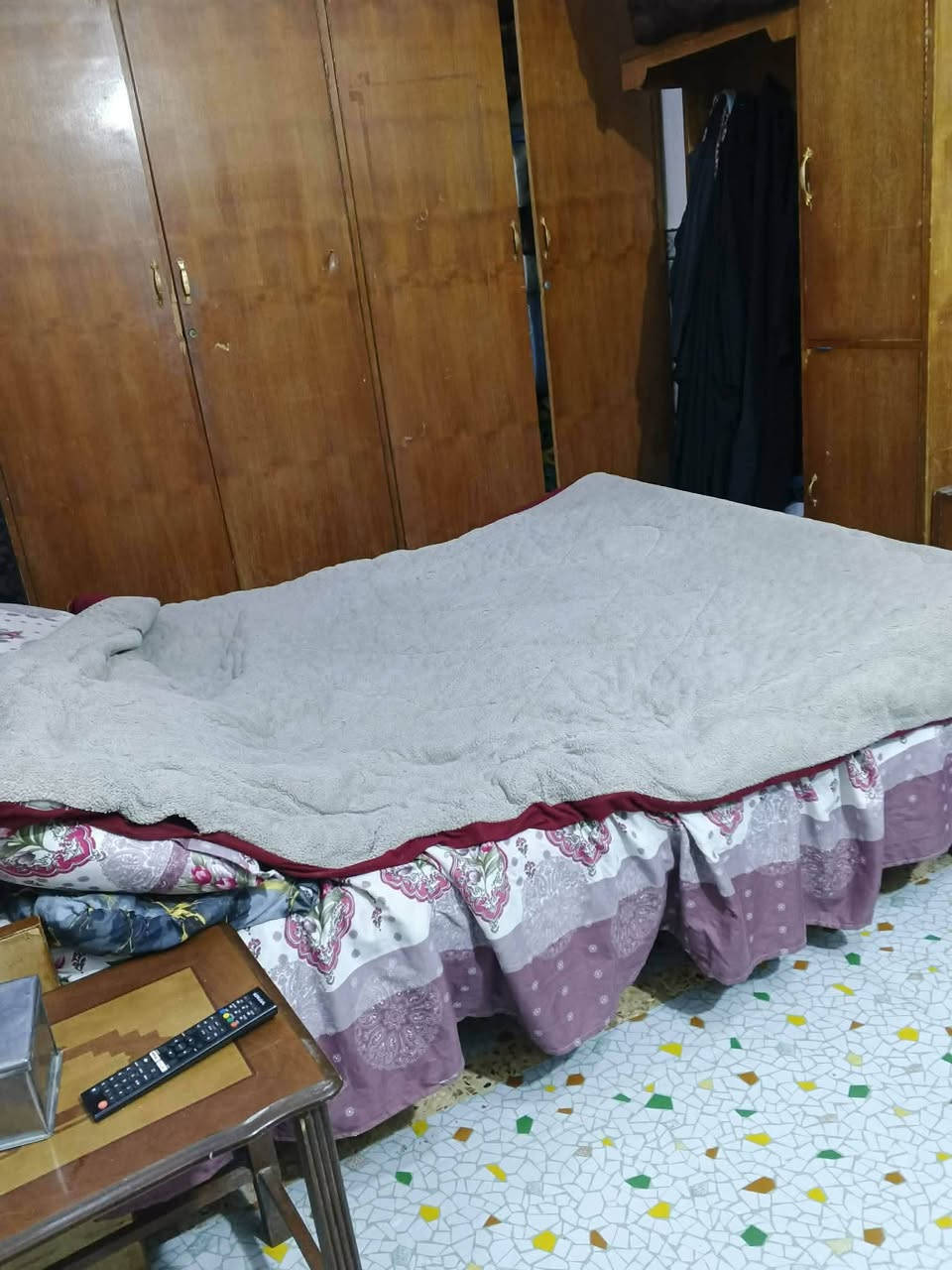 غرفه عراقيه للبيع نضيفه 4 قطع ب 350وبيه مجال
الاستفسار 
***********
