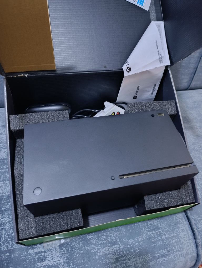 السلام عليكم سيريس اكس يجي وياه دبل جوستك وحده من الجوستك الابيض يجي وياها بطاريه تشحن وياه 
لعبه فيفا 26 جهاز نظيف يخبل مثل ما موضح بالصور سعر 600 ماكو ارخص من هالسعر 
مكاني الحلة وتوصيل موجود


**إذا كنت صاحب هذا الإعلان وتريد حذفه لأي سبب، رجاءا أرسل رسالة إلى الدعم الفني**