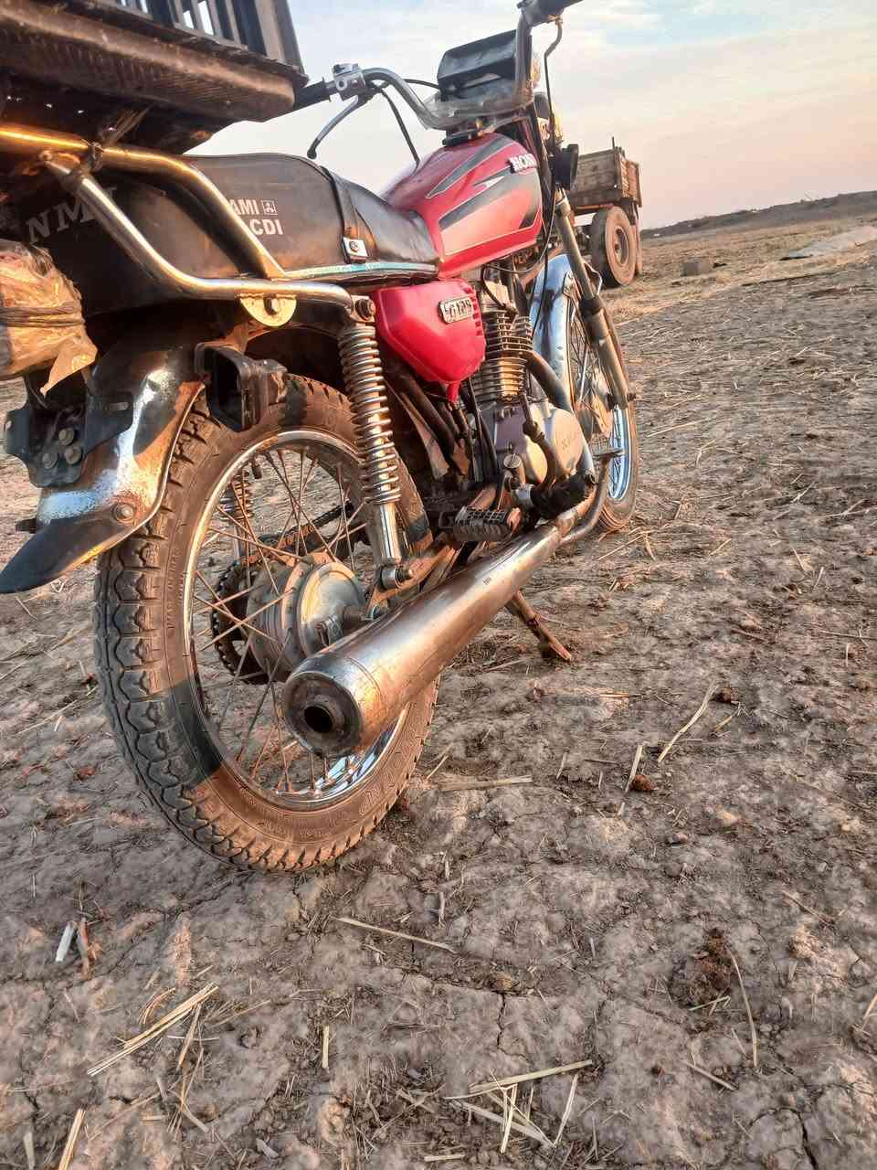 سلام عليكم اخوان البيع دراجه اربعه كير دراجه نضيفه مكينه نضيفه لادخن لاتنقص سعره ٣٥٠ وبيه مجال المكان علي الشرقي ***********
