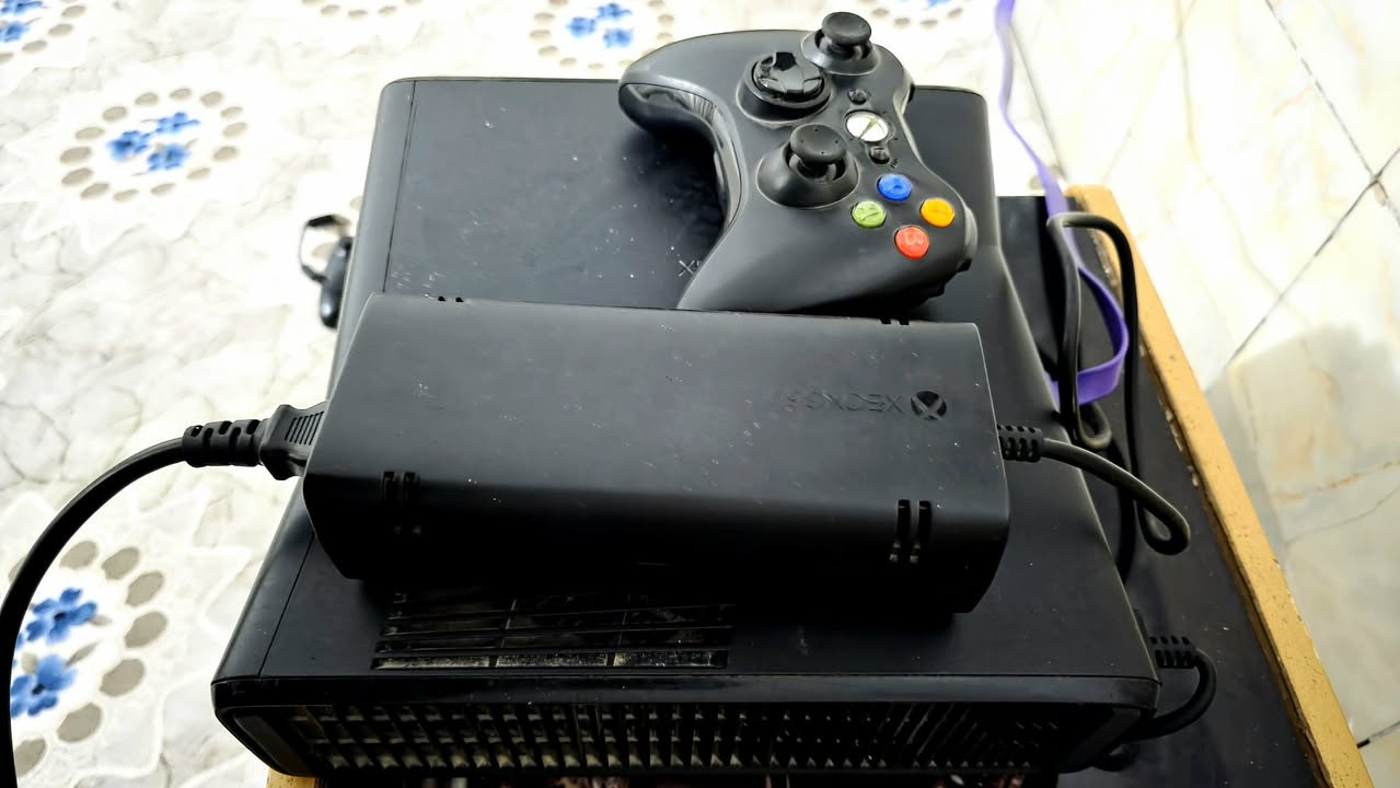 السلام عليكم
Xbox 360 سعر 80 الف 
جهاز مهكر نضيف كلشي شغال بي 
جوستك واحد اصلي 
و عندي ثنين تجاري عطلانات عوزهم بس واير يعني تصليحهم ثنينهم 5 الف  مكاني ناصرية  
*********** رقم تلفون
