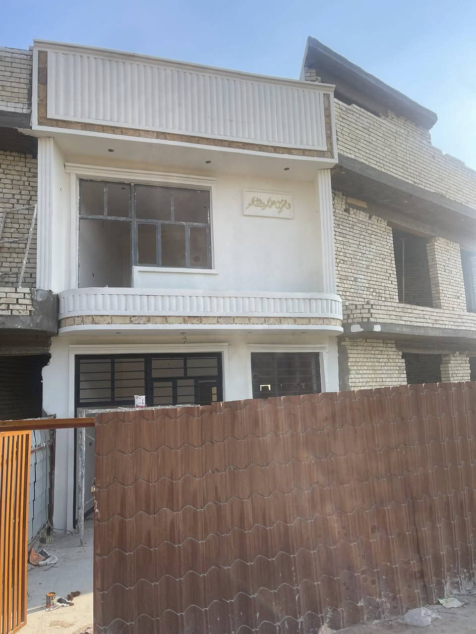 السلام عليكم اللبيع  مشتمل. تستلمه مفتاح مساحه ٦٥ متر وبي تشجير ٣٠ متر  الدوره البعيثه مجمع الرحمان  شارع ١٠ استقبال ومطبخ  وصاله عدد ٢ وغرف نوم عدد٣  وحمام عدد ٢ السعر ٨٩ وبي مال  هاتف ***********
