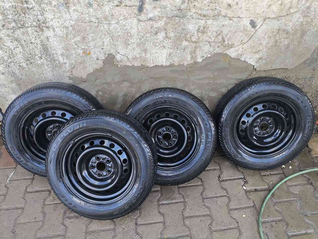 ويل 15 شرط لا عواج ولا تعديل
+ تايرات جدد ماشي شي قليل 15/65/195
انطيهن شرط ميحتاج حتى بلنص شد واطلع 
سعرهن 150الف 
***********

