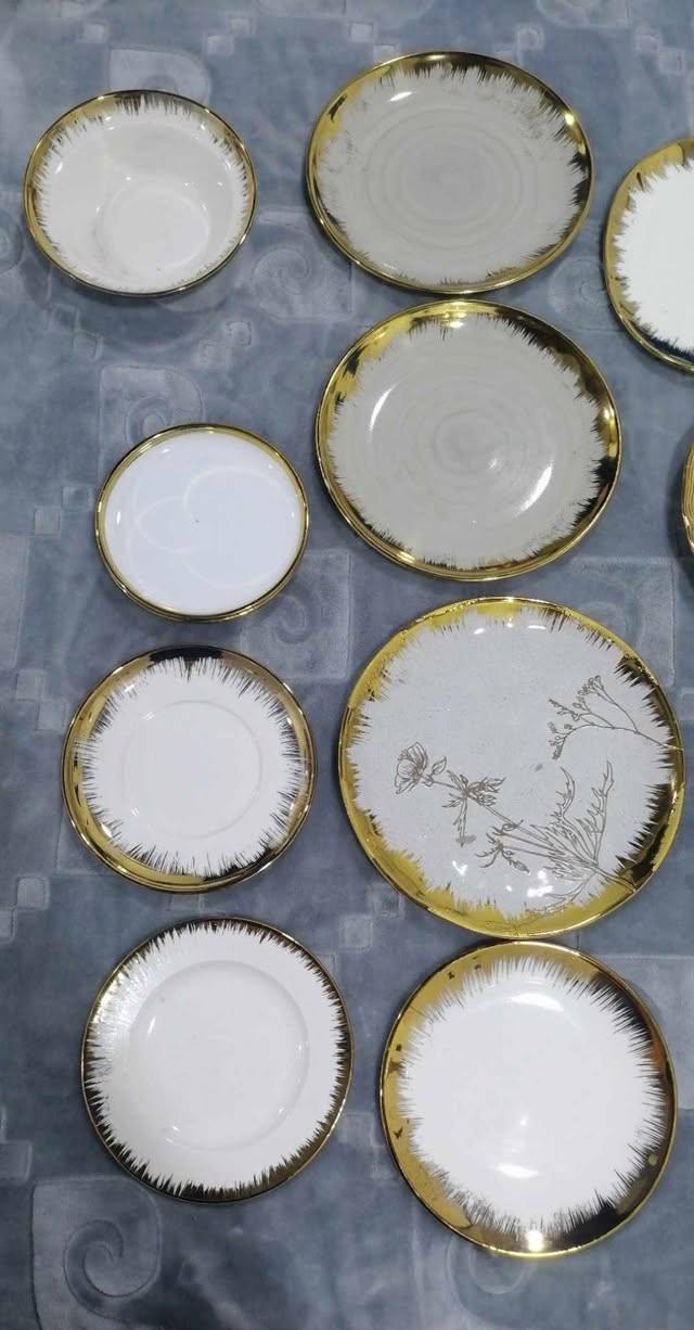 كرتون مذهب بسعر ٣٧ الف مع التوصيل

يتكون من ٢٦ قطعة :

١٦ قطعة ماعون تمن حجم كبير 
٣ قطع انجانه حجم كبير
٢ قطع كاسات كبار مثارد
٤ قطع صحون حلاوه 
١ قطعة كاسه زغيره

يوجد توصيل لكافة المحافظات 
***********
