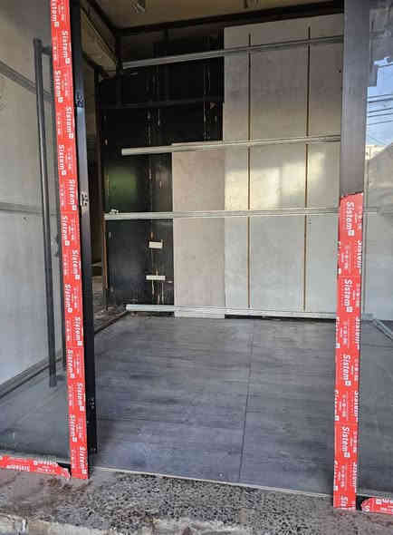 السلام عليكم محلين للايجار البتاويين قرب بلدية الكرادة السعر مليون دينار شهريا للتواصل مع صاحب البنايه مباشر ***********
