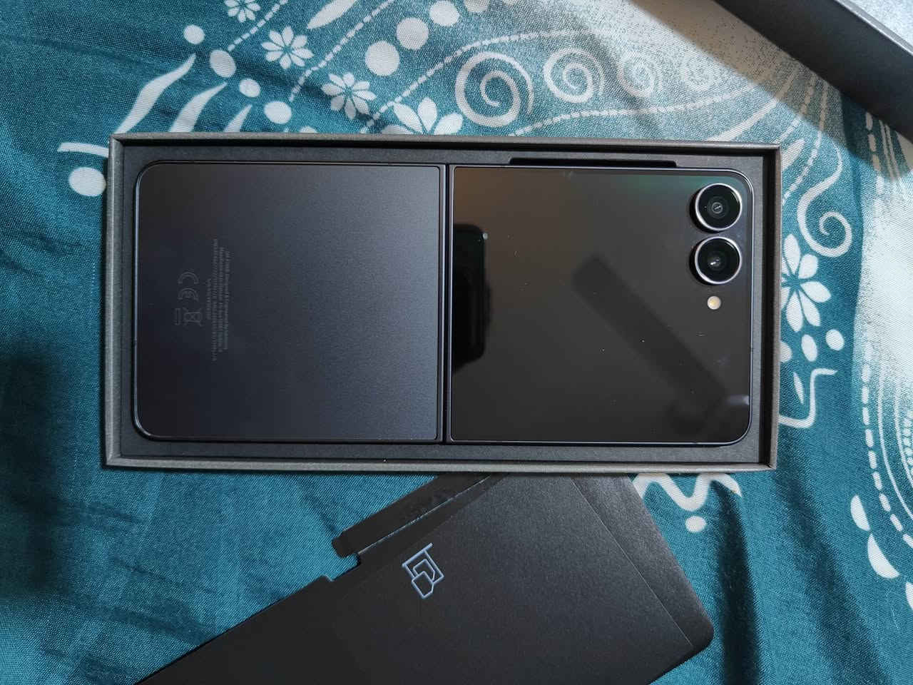 Z flip 7 جهاز استخدام ايام ذاكرة 256 لون اسود السعر 850 بغداد***********
