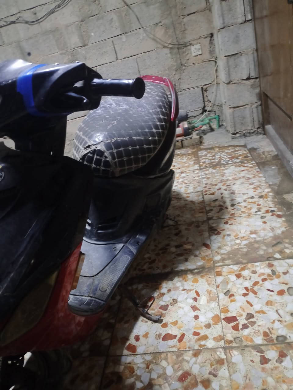 سلام عليكم شباب
دراجه ماكس قجمه للبيع كلشي شغال بس هورن مادري اشبي طفه من وحده دراجه شلعه معدل اريد ابيعه محتاج فلوس سعر 300بيعه مجال حك جيه مكاني شعب بدايه شارع صحه يم محكمه أو براوس بدراجه عادي 

رقم *********** متواجد واساب
