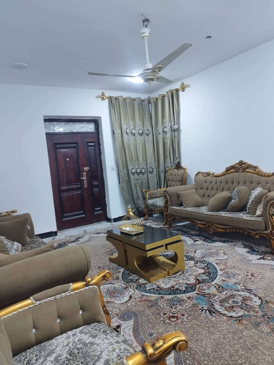 اللهم صلي على محمد وآل محمد السلام عليكم  بيت 200 م بمجمع السلام السكني  موقع مميز ركن على ساحه صب كونكريت بناء طابوق جمهوري طابق ونصص
استقبال 4*6

غرف نوم. 3

 صاله 4*8 

صحيات خارجية وداخلية 

 مطبخ حار و بارد

حديقة 

البيت نضيف جدا مطلوب 54 للمصرف بدون كفيل  بالشهر تسديد 450

مكتب إبداع ألاسود للوساطة العقارية 

واتساب ***********
