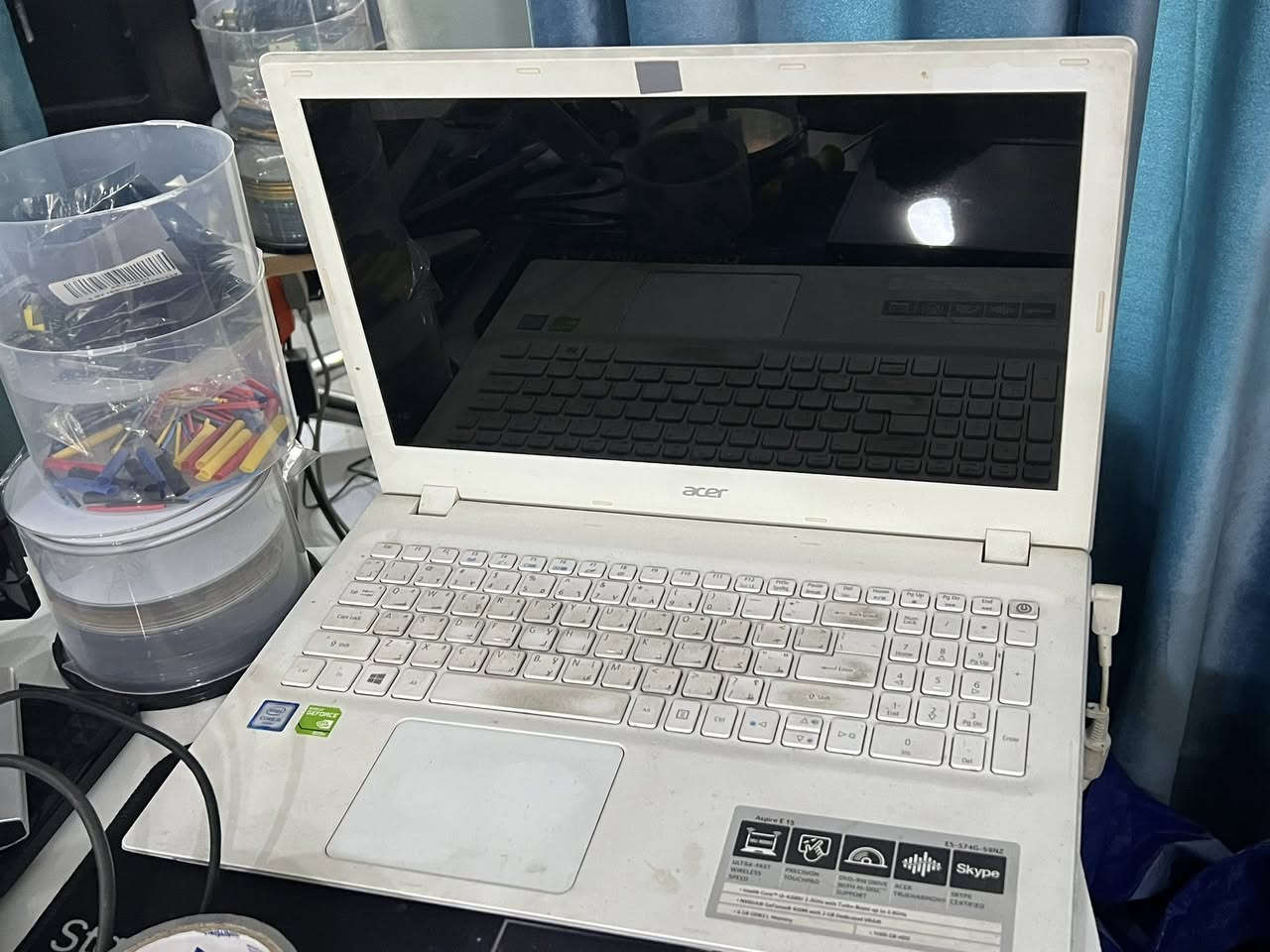 ايسر كوراي فايف جيل 6
هارد ssd128
هارد hhd واحد تيرا
رام 6 كيكا 
كرت شاشه 2 كيكا 
250 الف بيها مجال
***********
