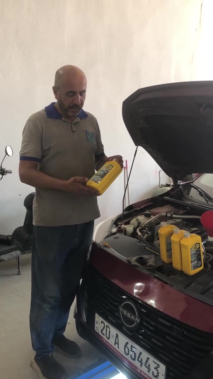 ⭕️ لأول مرة في ديالى بنزويل الامريكي⭕️ 
تعتبر بنزويل (Pennzoil) من الشركاء التاريخيين والبارزين في سباقات الدراج ريس وبنزويل (Pennzoil) الامريكي هو أول زيت محرك تخليقي بالكامل في العالم يتم تصنيعه من الغاز الطبيعي بدلاً من النفط الخام والحاصل على براءة اختراع

ويُصنع الزيت باستخدام تقنية حاصلة على براءة اختراع تسمى PurePlus Technology، وهي جزء من تكنولوجيا  تُعرف باسم (GTL - Gas to Liquids) أو "تحويل الغاز إلى سوائل".

الفارق الجوهري: الزيوت التخليقية والتقليدية الأخرى تُصنع عبر تكرير النفط الخام الذي يحتوي بطبيعته على شوائب، بينما (بنزويل)  يتم بناؤه من جزيئات الغاز الطبيعي النقي، مما يجعله زيت أساس نقي بنسبة تصل إلى 99.5% وخالٍ  من الملوثات.

بفضل نقاء الزيت فإنه يمنح سيارتك قدرات استثنائية تتمثل في الآتي

:1. نظافة فائقة للمحرك (أهم ميزة)منع الترسبات: يحافظ على المكابس (Pistons) نظيفة بنسبة أعلى بكثير من المعايير القياسية في أسواق الزيوت
.إزالة الأوساخ: يمنع تكون "الحمأة" أو الشحوم الناتجة عن احتراق الوقود داخل الأجزاء الدقيقة.

2. كفاءة استهلاك الوقود لأن جزيئات الزيت متناسقة ومصممة بدقة لتقليل الاحتكاك، فإن المحرك يبذل مجهوداً أقل، مما يوفر في استهلاك البنزين.
تُشير اختبارات شركة "بنزويل" إلى إمكانية قطع مسافات إضافية سنوياً بنفس كمية الوقود بفضل تقليل الهدر.

3. أداء جبار في درجات الحرارة المتطرفة في 
البرودة الشديدة: يتدفق الزيت بسرعة هائلة عند تشغيل السيارة صباحاً لحماية الأجزاء المعدنية من الاحتكاك الجاف.
الحرارة العالية: يتميز بثبات حراري عالٍ جداً؛ فلا يتبخر بسهولة ولا يفقد لزوجته تحت الضغط الرهيب، وهو ممتاز جداً لسيارات "التيربو".

4. حماية الأحصنة وقوة العزم يحافظ على كفاءة عمل المحرك عبر السنين ويحميه من التآكل وفقدان القوة الحصانية الناتجة عن تراكم الأوساخ.

محطة زمزم للزيوت والفلاتر 
📍الموقع ديالى بعقوبة مقابل مدخل الصناعة الثالثة طريق جامعة ديالى 
***********

ومتوفر توصيل لكل العراق 📦🚚

