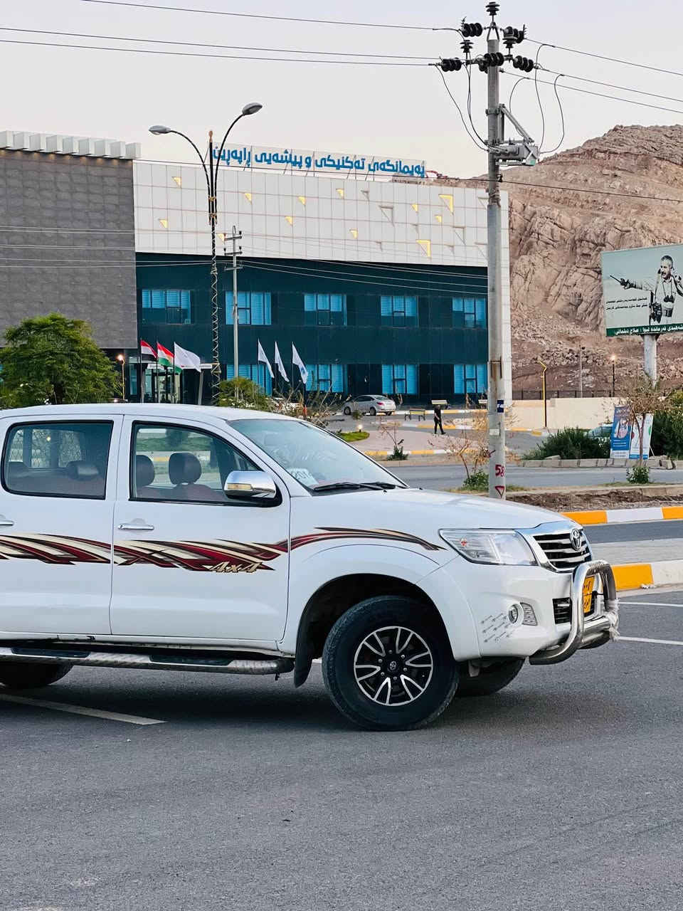 مەرزیە دەبڵ ئەکسل 2010 کامل پارچە ڕەشە لەسەر ساخی کراوە بە 2014 بۆدی ساخە هیچی پێوەنیە سەیارەکە 216 هەزار ڕۆشتوە سەیارەکە زۆر خاوێن و پاک ماوەتەوە تازە پۆڵیشێکی جوانی بۆ کراوە سەنەوی بەسەر چوە گێڕ و مەکینەی بەشەرتە نەکرەوەتەوە 
ژمارەی تەلەفۆن :*********** 
 سحریشی :168 وەرەقەو مەجال Singapore
