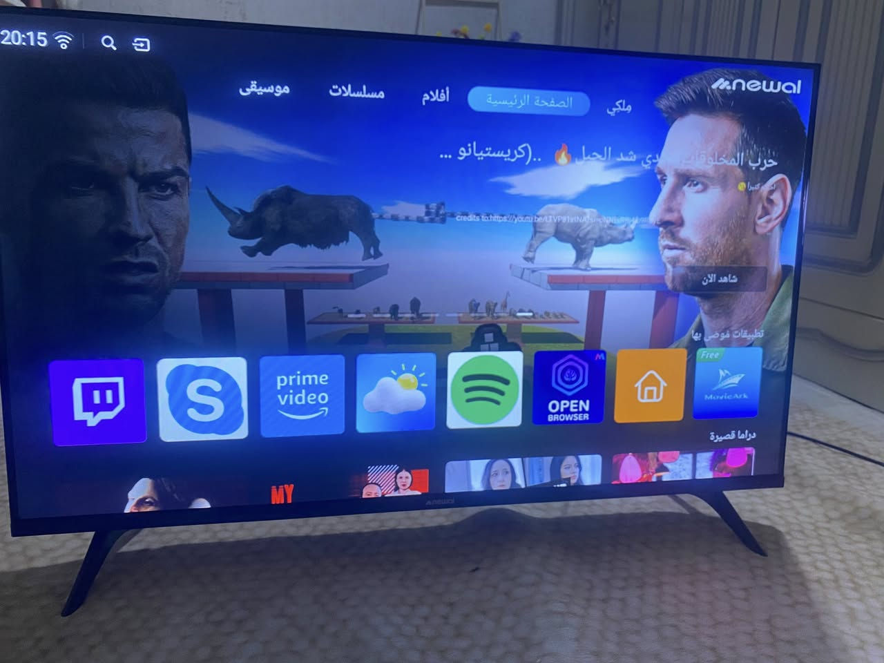 السلام عليكم بلازمه حجم 42 اصلي نوعيه نوال  بيها بس هاذا الكسر الزغير بطرف الشاشه ما مئثر عليها وما يبين  ًصارلي اسبوع من اشتريتها كارتونها وياها والضمان وياها السنه شاشه حلوة سعرها 225 مكاني البله***********
