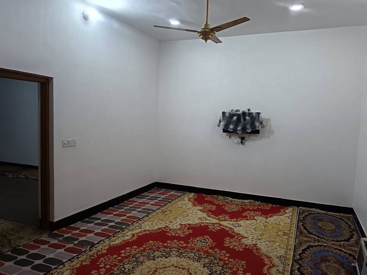 الدار للبيع طابو زراعي سند 25
 الموقع المدحتيه الحمزه الغربي شارع عامر المنصوري
 عرض الشارع 14متر عالتبليط مباشر
مساحته 400 متر 
 يحتوي  على غرفتين كل غرفه  5 في 4
 والمطبخ 5في 4
 واستقبال 8 ونص في 4 و20 سم 
الصاله  8 في 4 و20 سم 
السطح شتايكر
السكف عكاده 
السعر 145وبي مجال
 للاستفسار الاتصال على الرقم ***********
