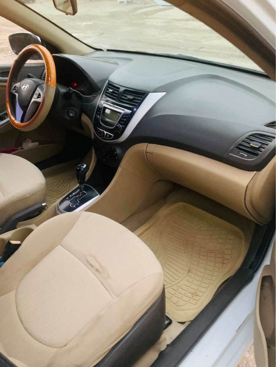 لبيع هونداي اكسنت موديل 2014 خليجي مكفوله من صبغ وتبديل فقط بارد بجاملغ لامامي مقدار شبر مكينه 1600 
فول مواصفات مكان سياره بابل 
السعر 113 
*********** حلة, بابل
