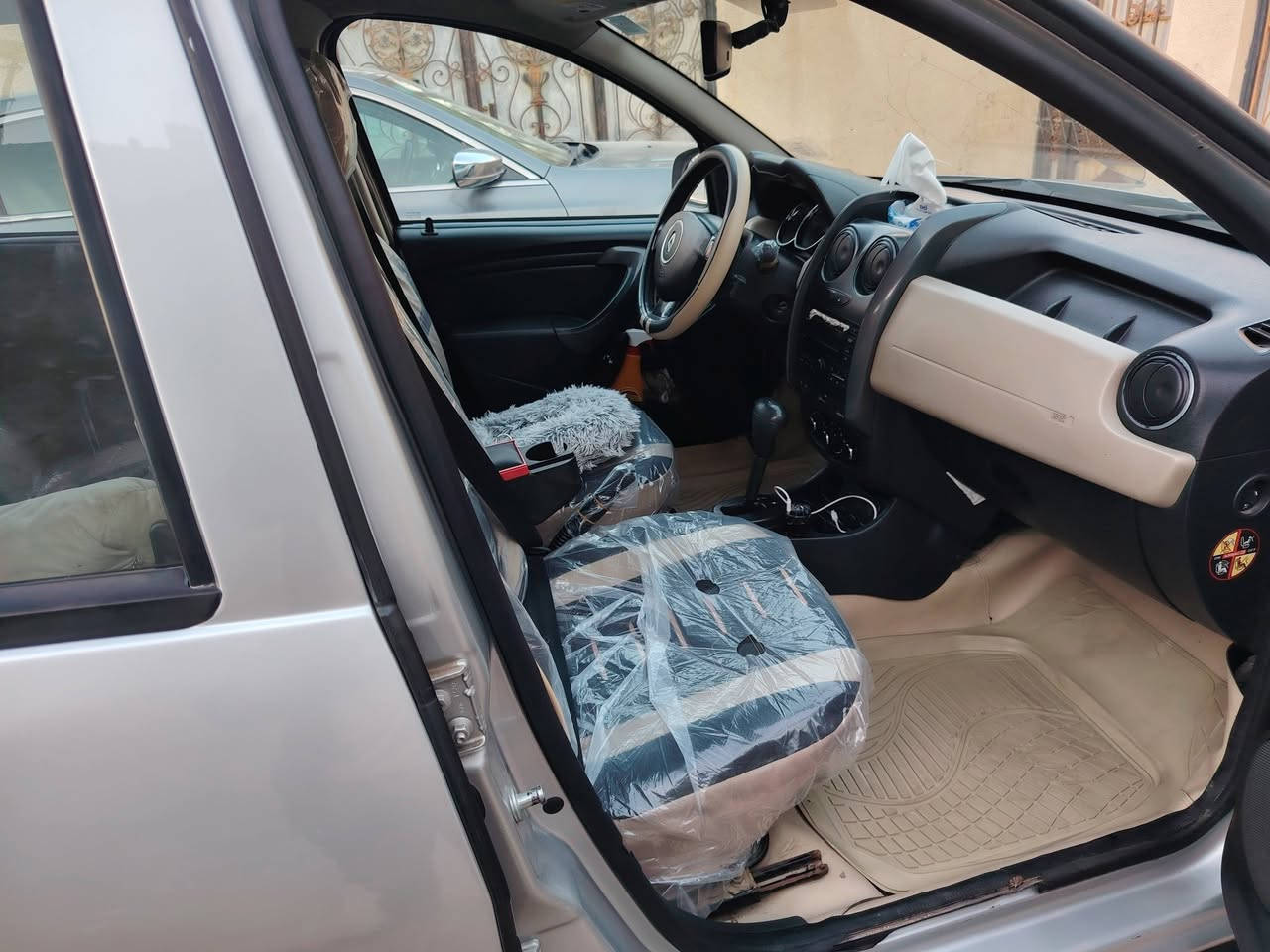 رينو داستر 
مديل 2017
للبيع 
مع مراوس 
حسب القناعة 
سيارة حلوه جاهزه تبريد
 كهربائيات حداديه 
حلوه غرفة جديده 
هزه جديده سنوية لحد 2030 
بسم اخوي شرط التحويل 
السعر 90 قابل للتفاوض 
للإتصال والاستفسار 

***********
واتساب
