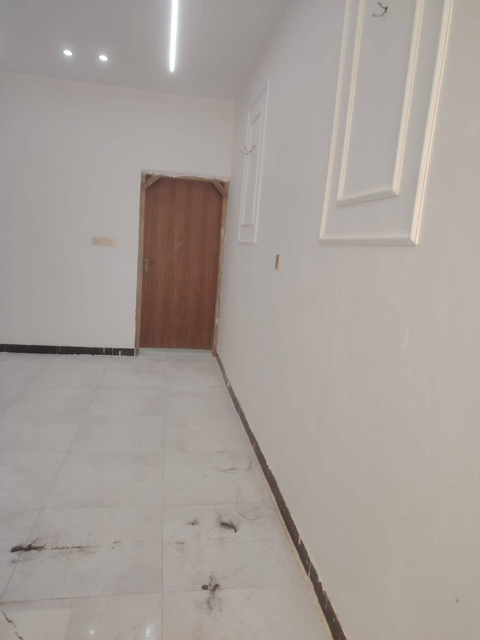 دار للبيع65م طابو زراعي سند 25 الساس طابوك السقف صب كونكريت البناء بلوك درجه اولى البيت مرتب كلش متعوب عليه غرفه وصاله ومطبخ وستقبال صحيات داخليه وخارجيه الرضيه بورسلين الجدران سيراميك+الواح جبسمبورد
العنوان سايدين المطار الجديد شارع علكم ركن شارع حاتم الخير مكتب الغريري 
الرقم ***********سيد احمد 
الرقم ***********قاسم الغريري
