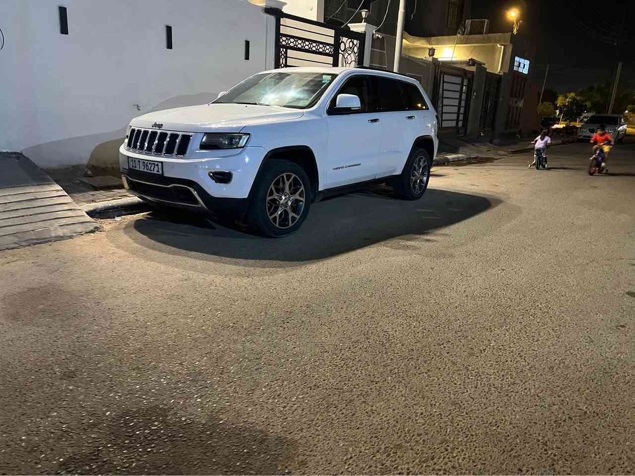 جيب كراند شيروكي لمتد خليجي 
ايرباك سليم
تبريد قطعتين 
شاشة حجم كبير 
كشنات جلد بيجي 
حساسات امامي خلفي 
اوتوستوب خلفي 
بانورما فتحة سقف 
حجم محرك ٦ سلندر ٣٦٠٠ 
عداد المسافة ١٦٠ الف كيلومتر 
السعر ٢٣٥ 

للاتصال *********** د زين العابدين كربلاء, العراق

