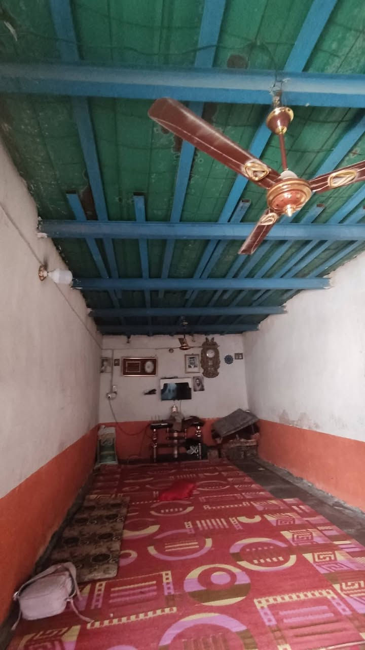 سلام عليكم بيت للبيع في شارع النفط بنزلة شارع اسواق الصدرين او ابو علي الحجيمي
مساحه 320متر بناء بلوك  يتكون من ثلاث قرف وهول وستقبال   ومطبخ للستفسار  *********** ادمن وافق 23وبي مجال
