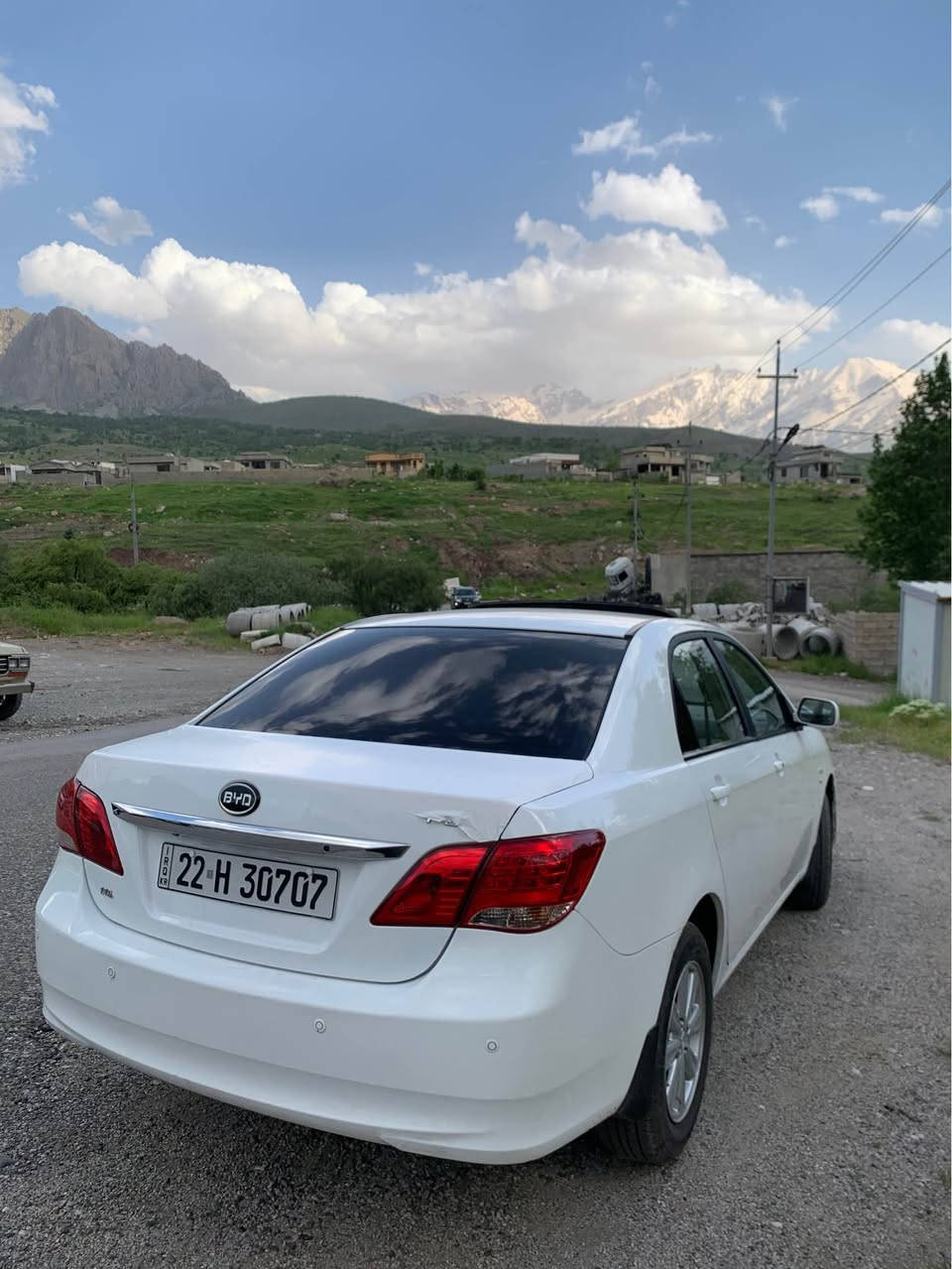 بیوایدی مۆدیل ٢٠١٤ سەیارەکە سبوغی نیە ساردەکوتی نیە هیچی نیە تەنها کەمێک تەزرەی هەیە سەیارەکە فول مواسەفاتە تەنها گێر عادیە سەیارەکە لە شەریکەوە تاکو ئێستا یێک دەستە بە ناوی خۆمە رەقەم و سەنەوی تاکو ٢٠٣٠ نوێیە 
رەقەم تەلەفۆن:***********
شوێن:سۆران
نرخ:٦٤$ مرغصور, أربيل
