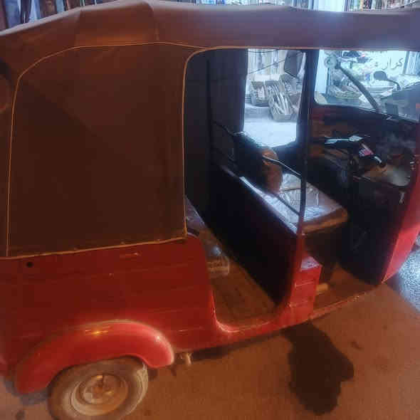 السلام عليكم تكتك للبيع موديل,2016 دخول 17 مكينه عشرين ناعمه تجفيت جديد لا تنقيص ولا تبخير كهربائيات شغاله أوراق المصطفى اصلي شرط الترقيم جاهزه كبل للشارع ماناقص اي شي السعر مليونين و700 وبيها مجال قليل حك الجيه مكاني بغداد  الاستفسار على الرقم ***********
