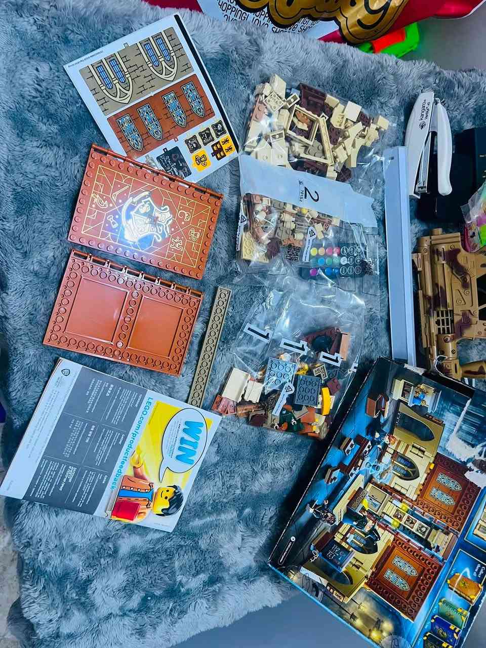 رف هذه اللعبة بمجموعة ليجو هاري بوتر: فصل التحول في هوجورتس (رقم 76382). وهي عبارة عن كتاب بناء يفتح ليكشف عن فصل دراسي لتعليم السحر داخل مدرسة هوجورتس.تفاصيل ومواصفات اللعبة:عدد القطع: تحتوي المجموعة على 241 قطعة.الشخصيات المضمنة: تشمل 3 شخصيات مصغرة (Minifigures) وهي: البروفيسورة مكجونجال، ورون ويزلي، وهيرميون جرانجر.الفئة العمرية: مناسبة للأطفال من سن 8 سنوات فما فوق.المميزات: يضم الكتاب تفاصيل مثل سبورة دراسية، ومقاعد، وخزانة تخزين، بالإضافة إلى ملحقات سحرية مثل كتاب التعاويذ والفأر "سكابرز".
بسعر 35 مع التوصيل عرض خاص


**إذا كنت صاحب هذا الإعلان وتريد حذفه لأي سبب، رجاءا أرسل رسالة إلى الدعم الفني**
