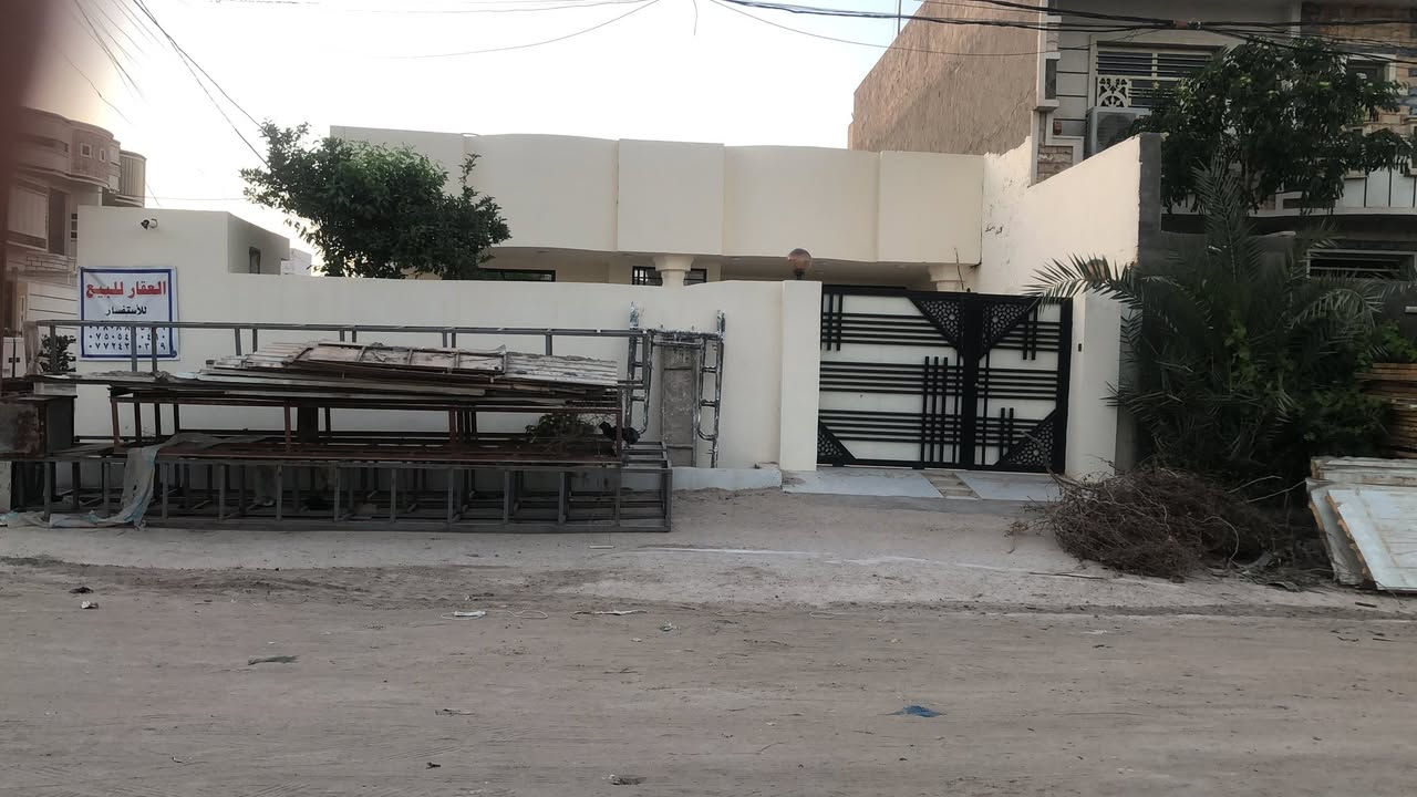بيت للبيع حي جبيل قرب مزرعه الشايع وجامع العابد المساحة 294 متر يتكون من 2 غرف نوم وصاله ومطبخ واستقبال وصحيات داخليه وخارجيه وطرمه كبيره وحديقه البيت جاهز للسكن  طابو رراعي سند 25 السعر 105 مليون وبي مجال للاستفسار الاتصال على الارقام التاليه *********** او ***********
