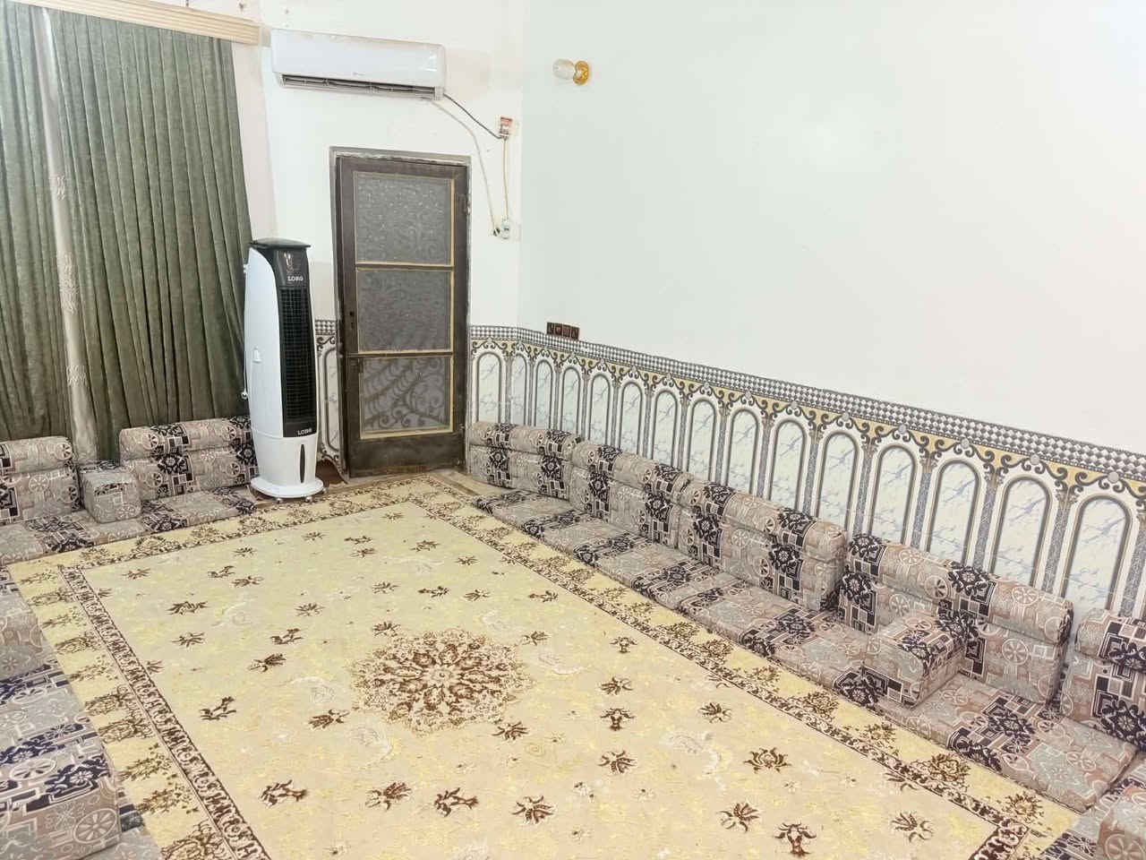السلام عليكم
دار سكن للبيع العنوان الشافعيه السايدين مباشره
#مساحه 250 
متكون من غرف عدد 2
صاله  استقبال  مطبخ
مجمع صحي عدد 2
(بناء جديد)
الاتصال ***********
***********
