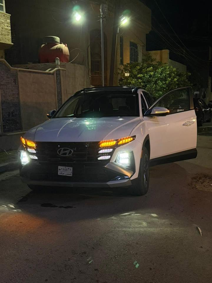 إسلام عليكم 	Hyundai Tucson Hybrid 2025•	محرك 1.6 تيربو هايبرد بقوة 231 حصان.
• دفع رباعي (دبل) HTRAC.
 • سقف بانوراما.
 • شاشات رقمية حديثة للعدادات والنظام الترفيهي.
 • تشغيل بصمة وفتح ذكي.
 • باب خلفي كهربائي.
 • مثبت سرعة ذكي.
 • نظام المحافظة على المسار.
 • مراقبة النقطة العمياء.
 • كاميرا خلفية وحساسات.
 • شفتات تبديل سرعات خلف المقود (دبترونك).
 • صرفية وقود ممتازة
     • بعد بيهه هواي مواصفات 
      • حادث فقط بارد مبدل دعاميه بدون قطره صبغ
            • صور الحادث مرفقه بل منشور 
•السعر ع الخاص 
***********

