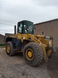 كوماتسو حجم ٢٧٠ موديل ٢٠٠٣ شفل جديد جاهز ماناقصوا شي السعر ١٧٥ ورقة او...